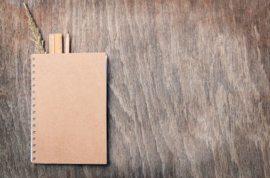 Not Defterini Kalem ve Cetvelle Kapatın Sol tarafta Tahta Masa Arkaplanı İş Konseptinde