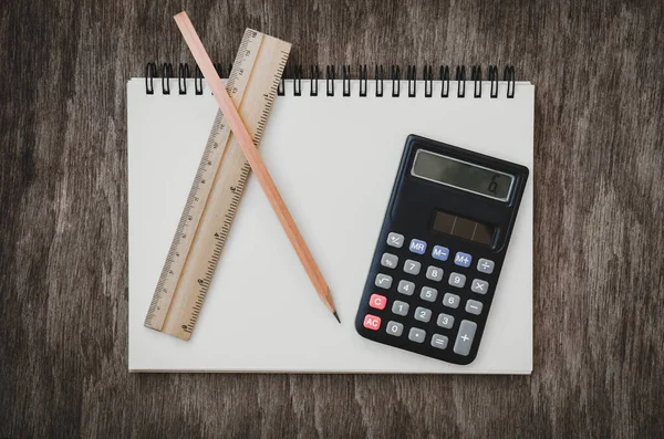 Bloco Notas Calculadora Artigos Papelaria Sobre Fundo Mesa Madeira Educação — Fotografia de Stock