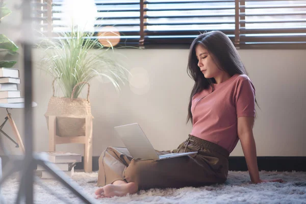 Feliz Mulher Asiática Usando Laptop Casa Para Trabalhar Relaxante Learning — Fotografia de Stock