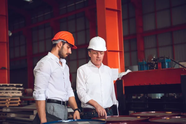 Capataz Del Trabajador Fábrica Gerente Ingeniería Trabajan Juntos Sitio Trabajo — Foto de Stock