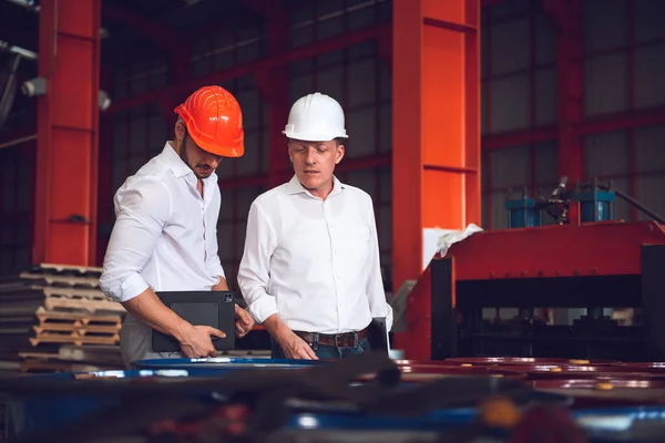 Fabriksarbetare Förman Och Ingenjör Chef Arbetar Tillsammans Industriarbetsplatsen Bär Hatt — Stockfoto