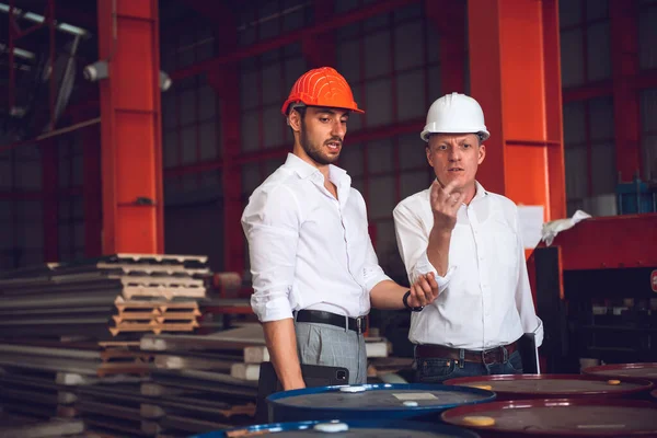 Capomastro Operaio Ingegnere Che Lavorano Insieme Nel Cantiere Industriale Indossando — Foto Stock