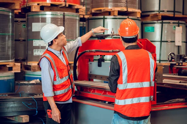 Capomastro Operaio Ingegnere Che Lavorano Insieme Nel Cantiere Industriale Indossando — Foto Stock