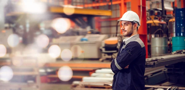 Endüstriyel şantiyede çalışan akıllı fabrika mühendisi, güvenlik şapkası takıyor.