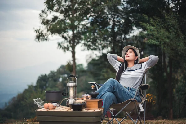 Hipster Ασιάτισσα Κατασκηνωτής Χαλαρώνοντας Και Απολαμβάνοντας Κάμπινγκ Μόνη Στις Διακοπές — Φωτογραφία Αρχείου