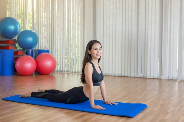 Esporte Mulher Praticar Yoga Pose Ginásio Fundo Exercício Estilos Vida — Fotografia de Stock