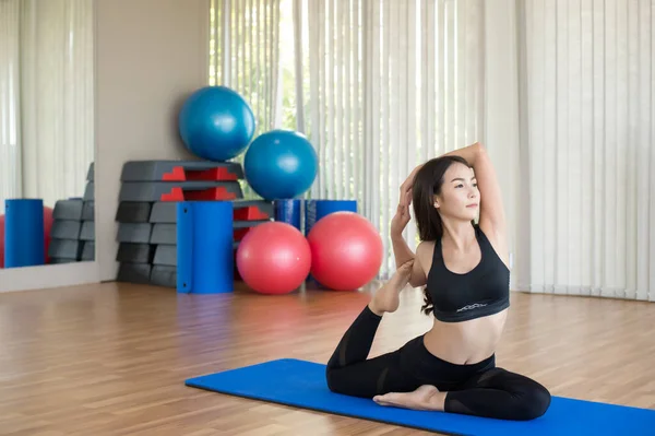 Esporte Mulher Praticar Yoga Pose Ginásio Fundo Exercício Estilos Vida — Fotografia de Stock