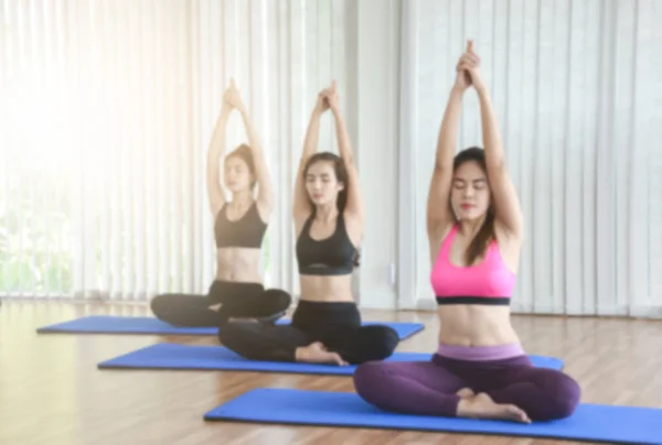 Blurry Picture Group Young Women Doing Meditation Enquanto Pratica Yoga — Fotografia de Stock