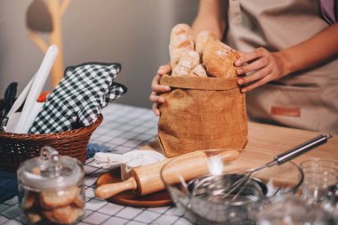 Ev yapımı fırın sahibi, KME 'nin küçük işletme konsepti