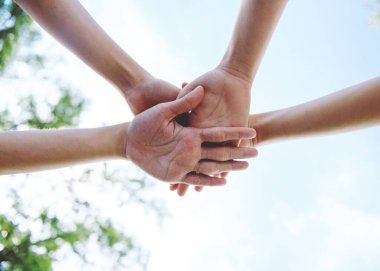 Dünya Çevre Günü 'nde gönüllü takım çalışması, el ele tutuşmak, el ele tutuşmak, birlik olmak ve takım çalışması yapmak için gönüllü olanlara yakın durun..