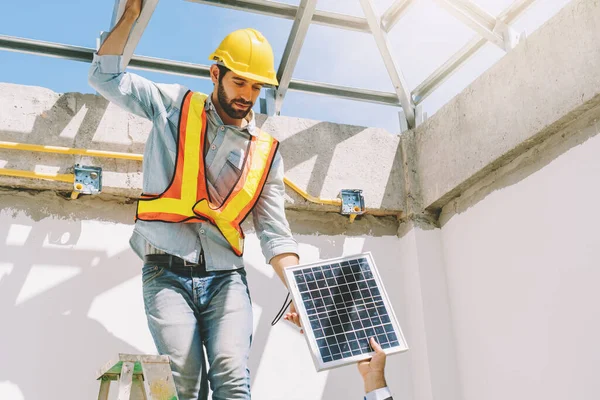 屋上の建物で技術者電気技師の肖像画 クリーンでグリーンな代替エネルギーの概念 — ストック写真