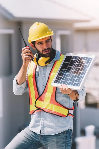 Çatıdaki Teknisyen Elektrik Mühendisinin Portresi Temiz Yeşil Alternatif Enerji Kavramı — Stok fotoğraf