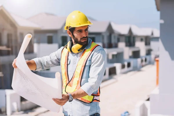 Professioneller Bauarbeiter Auf Der Baustelle Elektrotechniker Auf Dem Dach Des — Stockfoto