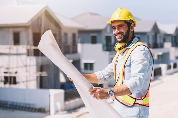 建設現場のプロの建設労働者 建物の屋上の電気技術者 — ストック写真