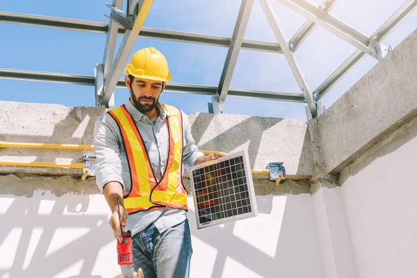 Çatıdaki Teknisyen Elektrik Mühendisinin Portresi Temiz Yeşil Alternatif Enerji Kavramı — Stok fotoğraf