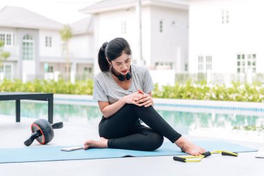 Mutlu Asyalı kadın, sabahları evde egzersiz ve yoga yapıyor. 