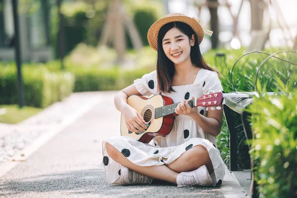 Asian Woman Influencer Playing Guitar Park Make Content Lifestyle Recreation — Stock Fotó
