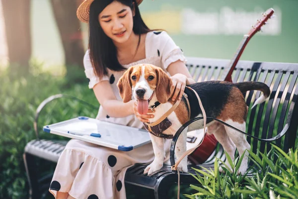 Happy Woman Playing Her Beagle Dog Park Outdoors Lifestyle Recreation — Stock Fotó