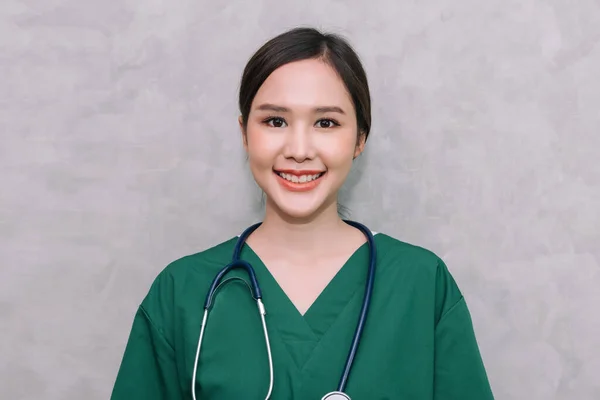 健康診断のための聴診器を使用して美しいアジアの女性医師の医療従事者の肖像 灰色の背景に隔離 — ストック写真
