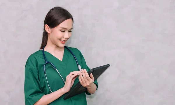 Retrato Hermosa Mujer Asiática Médico Trabajador Sanitario Utilizando Tableta Aislada — Foto de Stock