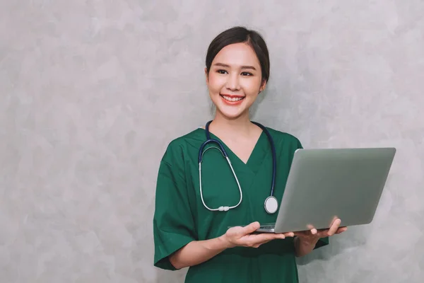 Retrato Hermosa Mujer Asiática Médico Trabajador Sanitario Utilizando Portátil Aislado — Foto de Stock