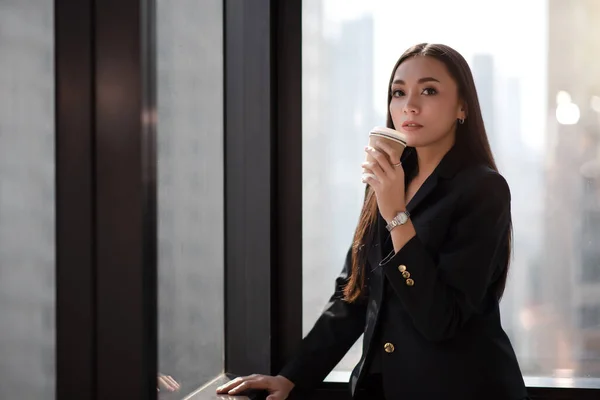 Jovem Adulto Inteligente Asiático Mulher Negócios Preto Casual Terno Segurando — Fotografia de Stock