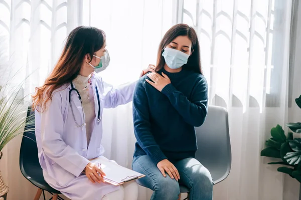 Médico Asiático Visita Examina Jovem Mulher Adulta Hospital Com Sintoma — Fotografia de Stock