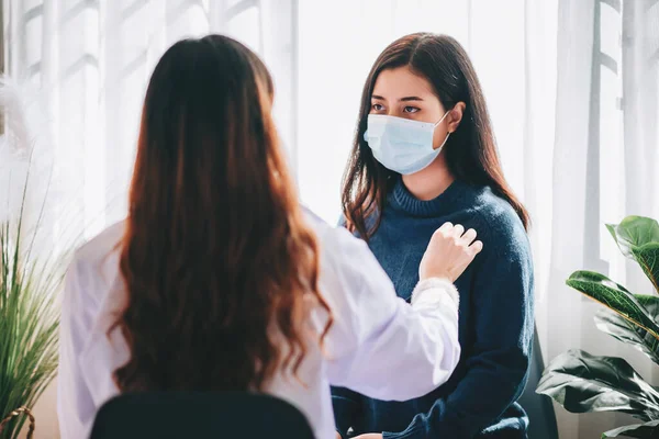 Médico Asiático Visita Examina Jovem Mulher Adulta Hospital Com Síndrome — Fotografia de Stock