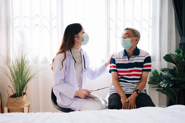 Asiático Médico Visita Examina Homem Sênior Casa Médico Verificando Consultoria — Fotografia de Stock