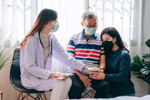 Asiático Médico Visita Examina Homem Sênior Casa Médico Verificando Consultoria — Fotografia de Stock