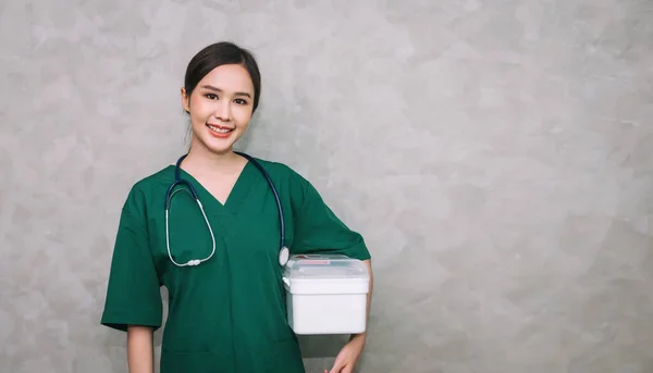 Porträt Asiatische Ärztin Uniform Trägt Verbandskasten Mit Kopierraum Hintergrund — Stockfoto