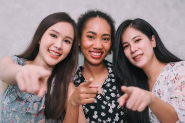 Kameraya bakan çok ırklı güzel bir kadın grubu, farklı etnik kökenlere sahip Afrikalı kadınlar ve Asyalı dostluklar mutlu duygular..