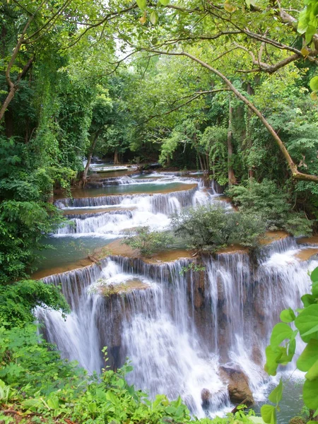 Huaymaekamin waterval nationaal park kanjanaburi, thailand — Stockfoto