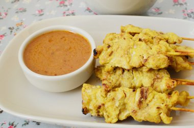 Fıstık sosu satay domuz-