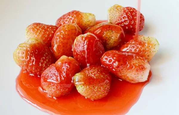 Frische Erdbeeren und saftige Erdbeeren . — Stockfoto