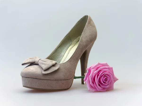 High heels and pink rose — Stock Photo, Image