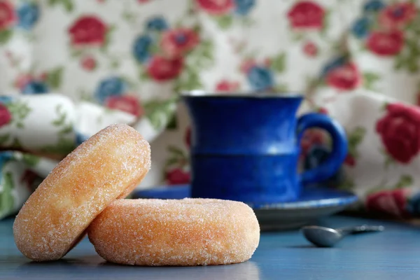 Lokmalar ile mavi kahve fincanı