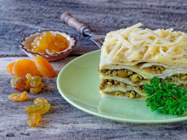 Güney Afrikalı bobotie yemek krep ile katmanlı