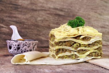 Güney Afrikalı bobotie yemek krep ile katmanlı