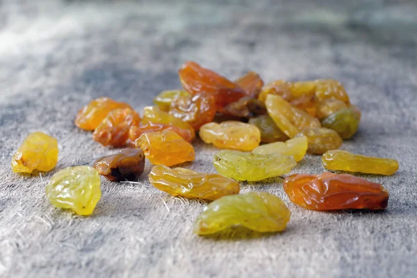 ahşap üzerine dev sulu kuru üzüm