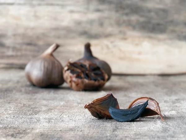 Bulbos y clavos de ajo negro fermentados —  Fotos de Stock
