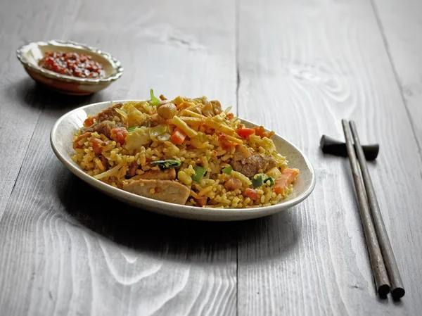 Nasi goreng ile sambal - kızarmış pilav ile chili Yapıştır