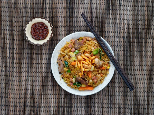 Nasi goreng ile sambal - kızarmış pilav ile chili Yapıştır
