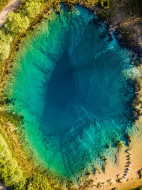 Dinara Dağı eteklerindeki Cetina Nehri 'nin (izvor Cetine) pınarına Mavi Göz (Modro oko) adı verilir.).