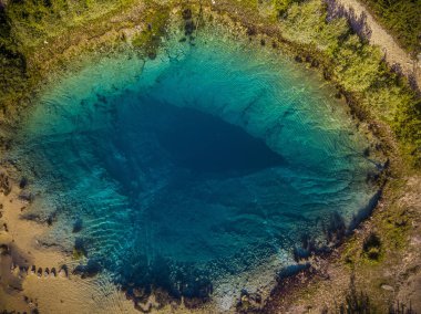 Dinara Dağı eteklerindeki Cetina Nehri 'nin (izvor Cetine) pınarına Mavi Göz (Modro oko) adı verilir.).