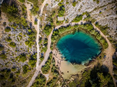 Dinara Dağı eteklerindeki Cetina Nehri 'nin (izvor Cetine) pınarına Mavi Göz (Modro oko) adı verilir.).
