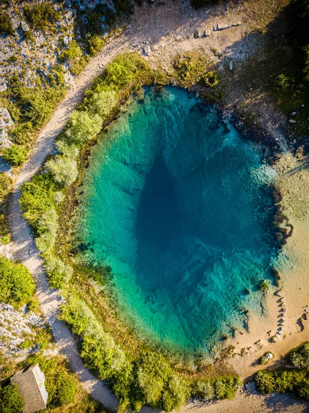 Dinara Dağı eteklerindeki Cetina Nehri 'nin (izvor Cetine) pınarına Mavi Göz (Modro oko) adı verilir.).