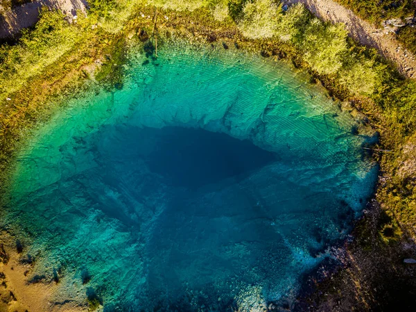 Dinara Dağı eteklerindeki Cetina Nehri 'nin (izvor Cetine) pınarına Mavi Göz (Modro oko) adı verilir.).