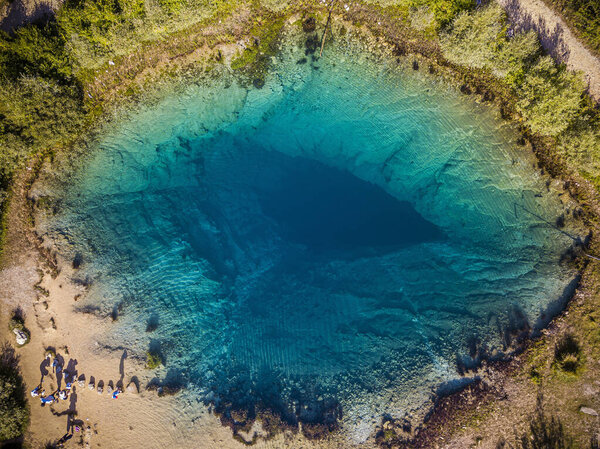 Источник реки Цетина (извор Цетине) в предгорьях горы Динара называется Голубой глаз (Modro oko)).