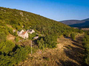 Orta Hırvatistan 'da terk edilmiş evler.
